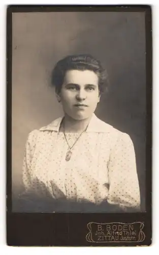 Fotografie B. Boden, Zittau, Portrait junge Dame in hübscher Kleidung mit Amulett