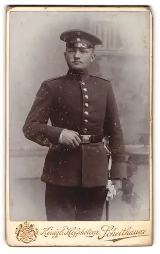 Fotografie E. Scheithauer, Zwickau i / S., Portrait Soldat in Uniform mit Schirmmütze und Handschuhen