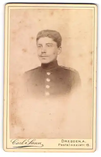 Fotografie Carl Sann, Dresden-A, Portrait Soldat in Uniform mit Zwirbelbart