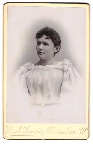 Fotografie Paul Lange, Hainichen i / S., Portrait junge Dame in modischer Kleidung mit Halskette