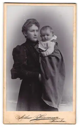 Fotografie Arthur Heinemann, Hainichen, Portrait bürgerliche Dame mit Baby auf dem Arm