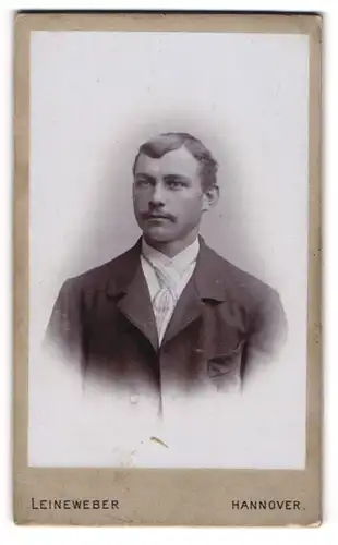 Fotografie Leineweber, Hannover, Portrait charmanter Herr im Anzug mit Krawatte mit Schnurrbart