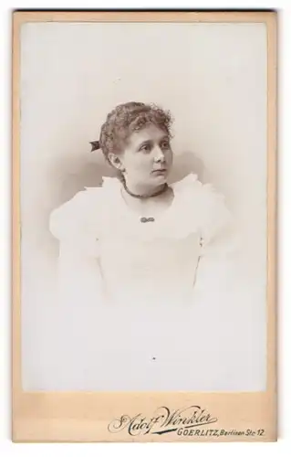 Fotografie Adolf Winkler, Goerlitz, Portrait junge Dame im weissen Kleid mit Halskette