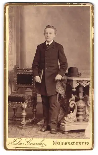 Fotografie Julius Grusche, Neugersdorf i / S., Portrait junger Mann in eleganter Kleidung mit Buch