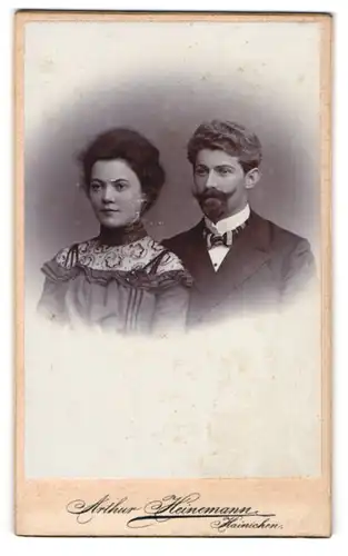 Fotografie Arthur Heinemann, Hainichen, Portrait bürgerliches Paar in hübscher Kleidung