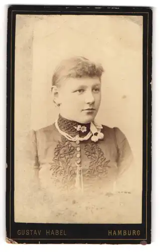 Fotografie Gustav Habel, Hamburg, Portrait junge Dame mit zurückgebundenem Haar