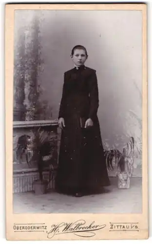Fotografie H. Walbrecker, Oberoderwitz, Portrait junge Dame im schwarzen Kleid mit Buch