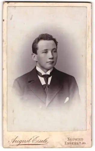 Fotografie August Eisele, Neuwied, Portrait junger Mann im Anzug mit Krawatte und Einstecktuch