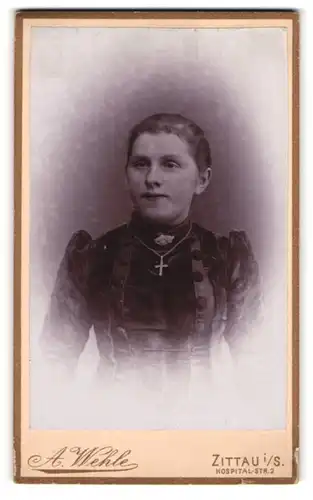 Fotografie A. Wehle, Zittau i / S., Portrait junge Dame im eleganten Kleid mit Kreuzkette