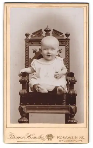 Fotografie Bruno Hancke, Rosswein i / S., Portrait niedliches Baby im weissen Hemd auf Stuhl sitzend