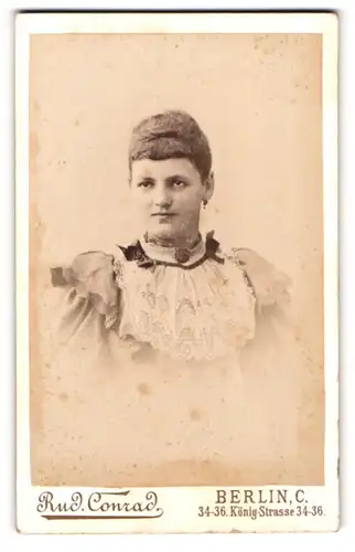 Fotografie Rud. Conrad, Berlin-C, Portrait junge Dame im hübschen Kleid mit Kragenbrosche