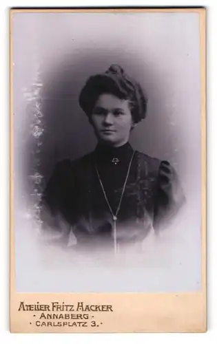 Fotografie Fritz Hacker, Annaberg, Portrait junge Dame mit hochgestecktem Haar