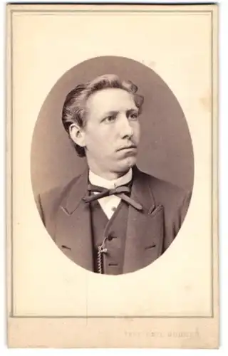 Fotografie Emil Bühler, Mannheim, Portrait stattlicher Herr im Anzug mit Fliege