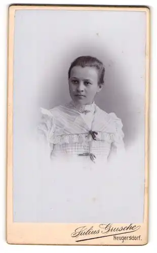 Fotografie Julius Grusche, Neugersdorf, Portrait junge Dame mit zurückgebundenem Haar
