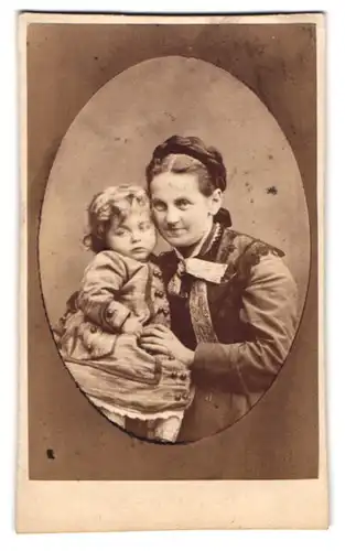 Fotografie unbekannter Fotograf und Ort, Portrait bürgerliche Dame mit Kleinkind auf dem Arm