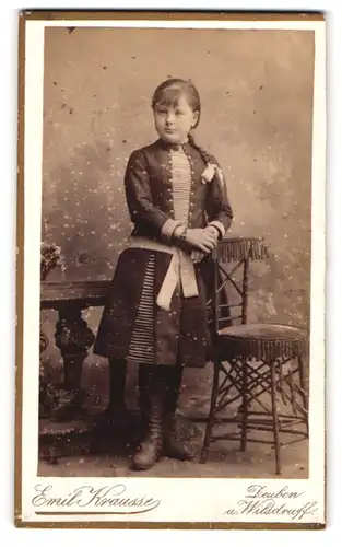 Fotografie Emil Krausse, Deuben, Portrait hübsch gekleidetes Mädchen an Stuhl gelehnt