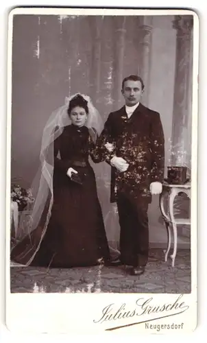 Fotografie Julius Grusche, Neugersdorf, Portrait bürgerliches Paar in Hochzeitskleidung mit Schleier und Blumenstrauss