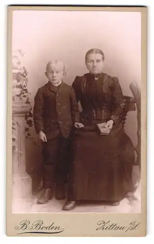 Fotografie B. Boden, Zittau i / S., Portrait bürgerliche Dame mit Buch in der Hand und kleinem Jungen