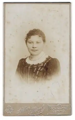 Fotografie Atelier Spiegel, Braunschweig, Portrait junge Dame mit zurückgebundenem Haar