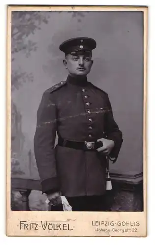 Fotografie Fritz Völkel, Leipzig-Gohlis, Portrait Soldat in Uniform mit Schirmmütze und Handschuhen