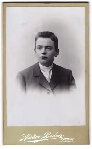 Fotografie Atelier Boden, Zittau, Portrait junger Mann im Anzug mit Krawatte