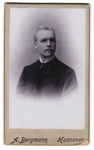 Fotografie A. Bergmann, Hannover, Portrait modisch gekleideter Herr mit Schnurrbart