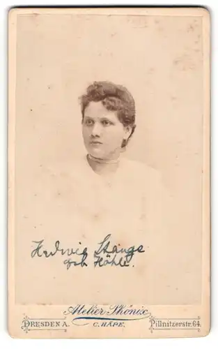 Fotografie C. Häpe, Dresden-A, Portrait junge Dame in heller Kleidung mit Halskette