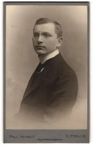 Fotografie Paul Heinelt, Zittau i / S., Portrait junger Herr im Anzug mit Krawatte mit Zwicker