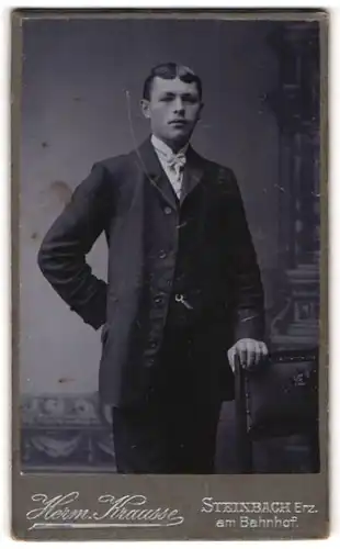 Fotografie Herm. Krausse, Steinbach / Erz., Portrait junger Herr in eleganter Kleidung mit Krawatte