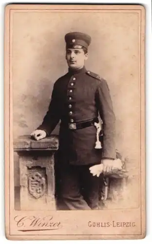 Fotografie C. Winzer, Leipzig-Gohlis, Soldat in Uniform mit Schirmmütze und Handschuhen