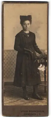 Fotografie Louis Schindhelm, Ebersbach i. S., Portrait junge Dame im schwarzen Kleid mit Buch