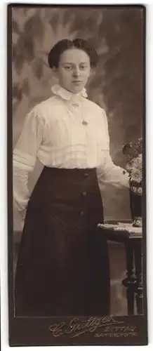 Fotografie C. Güttges, Zittau, Portrait junge Dame in weisser Bluse mit Medaillon