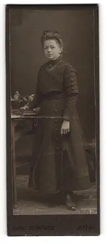 Fotografie Hugo Schröder, Zittau, Portrait junge Dame im schwarzen Kleid mit Buch