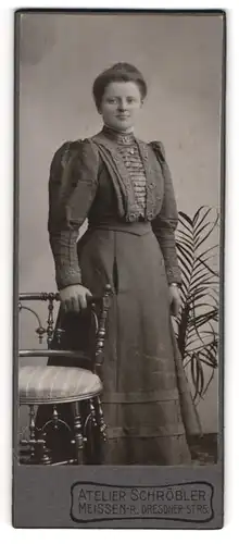 Fotografie Atelier Schröbler, Meissen-R, Portrait junge Dame im eleganten Kleid an Stuhl gelehnt