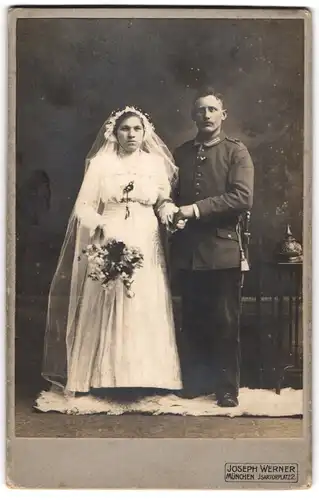 Fotografie Joseph Werner, München, Portrait Soldat mit Braut, Pickelhaube auf Beistelltisch