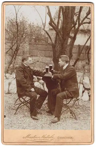 Fotografie Martin Matula, Grossörner, Portrait Männer beim Genuss von Schwarzbier im Garten sitzend
