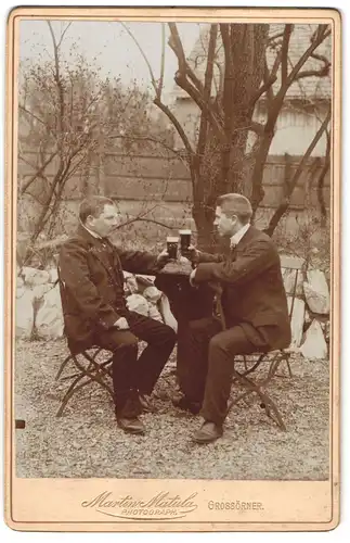 Fotografie Martin Matula, Grossörner, Portrait Männer geniessen ein Glas Schwarzbier im Garten