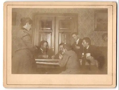 Fotografie unbekannter Fotograf und Ort, Männer beim Kartenspiel eine Pfeife rauchend