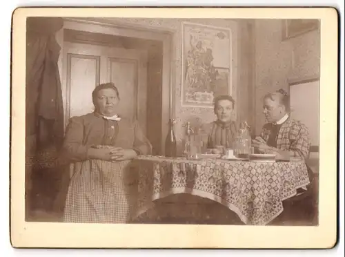 Fotografie unbekannter Fotograf und Ort, Frauen in kleiner Runde beim Weingenuss in der heimischen Stube