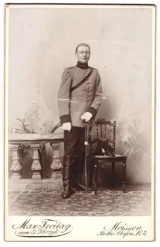 Fotografie Max Freitag, Meissen, Portrait Kavallerist mit Brille, Säbel in Händen, Pickelhaube mit Paradebusch