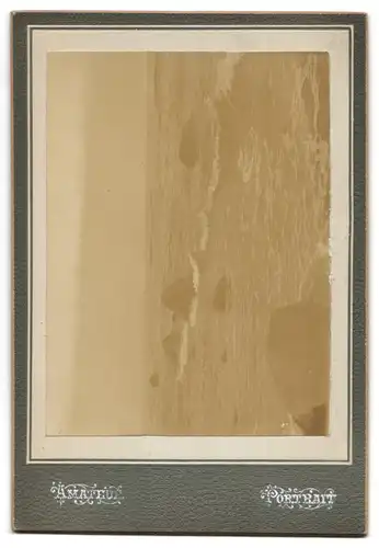 Fotografie unbekannter Fotograf, rückseitige Ansicht Putte mit Balgenkamera, vorderseitig Strandmotiv