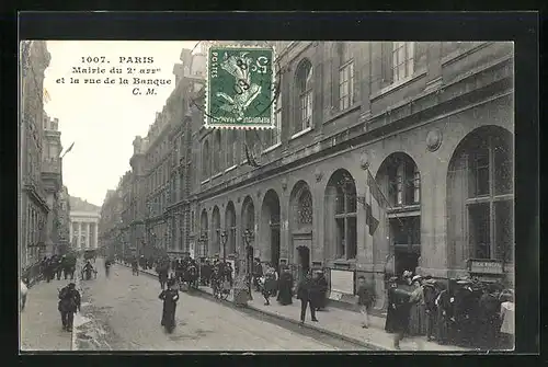 AK Paris, Passants en Mairie du 2. arr. et la rue de la Banque