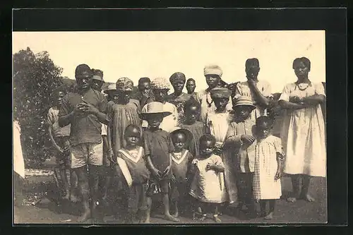 AK Wadsa / Congo, Missions des Soeurs de Berlaer, Einheimische in Sonntagskleidung, afrikanische Volkstypen