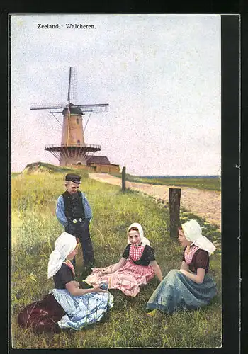 Künstler-AK Photochromie Nr. 2965: Walcheren / Zeeland, Kinder in Tracht auf einer Wiese, Im Hintergrund Windmühle