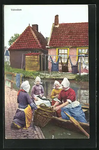 Künstler-AK Photochromie Nr. 4484: Volendam, Uferpartie und vier Frauen mit einem Boot