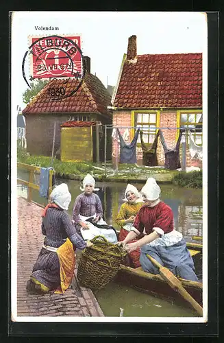 Künstler-AK Photochromie Nr. 4484: Volendam, Uferpartie und vier Frauen mit einem Boot