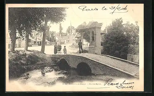 AK Martin-Eglise, Passanten auf einer kleinen Flussbrücke