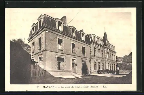 AK Mayenne, La cour de l`Ecole Saint-Joseph