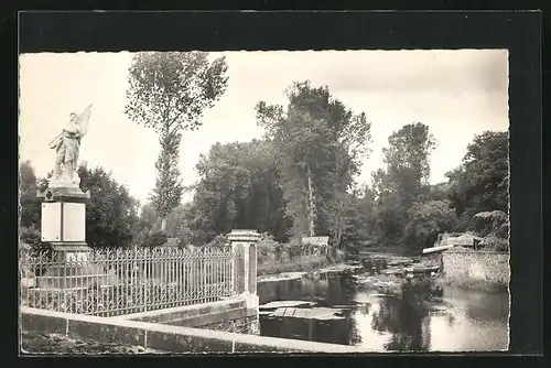 AK Montsurs, le Monument aux Morts et la Jouanne