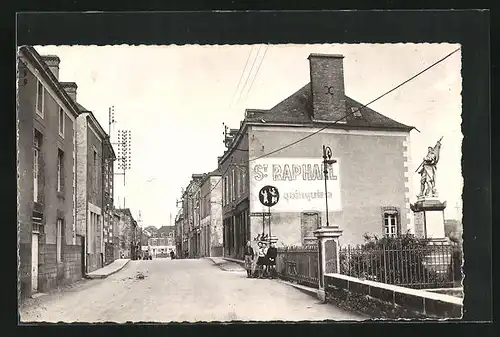 AK Montsurs, le Monument aux Morts et la rue du Pont